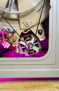 close-up-of-washing-machine-motor-and-belt-mechanism-mocp3ca6yxi